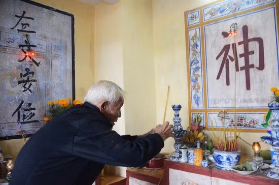 Các cụ cao niên trong thôn đến dự lễ giỗ Tổ và dâng hương tưởng nhớ tiền nhân trong sáng Mùng 9 tháng Giêng năm nay.