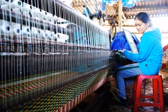 Hiện nay nhiều hộ gia đình đầu tư trang bị máy dệt nhằm nâng cao năng suất sản phẩm và tăng thu nhập.