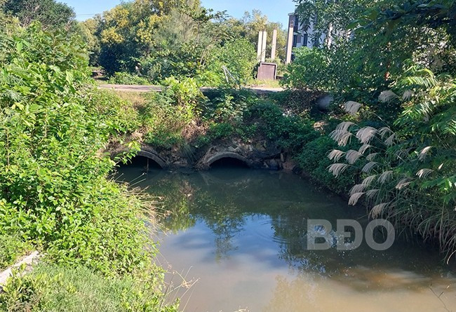 Hệ thống thoát nước tại tổ 5, khu phố 2 quá nhỏ nên mỗi khi mưa lớn nước thoát không kịp, cả khu dân cư bị ngập cục bộ. Ảnh: V.L Hệ thống thoát nước tại tổ 5, khu phố 2 quá nhỏ nên mỗi khi mưa lớn nước thoát không kịp, cả khu dân cư bị ngập cục bộ. Ảnh: V.L