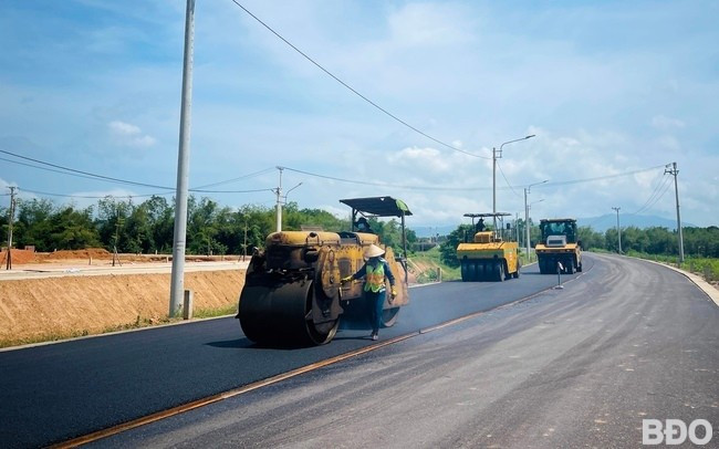 Các nhà thầu đang thi công tại Tuyến đường kết nối từ ĐT 638 đến ĐT 639 trên địa bàn huyện Phù Mỹ. Ảnh: HẢI YẾN