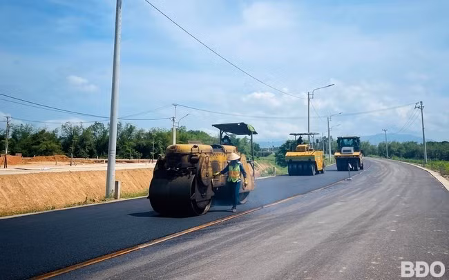 Các nhà thầu đang thi công tại Tuyến đường kết nối từ ĐT 638 đến ĐT 639 trên địa bàn huyện Phù Mỹ. Ảnh: HẢI YẾN