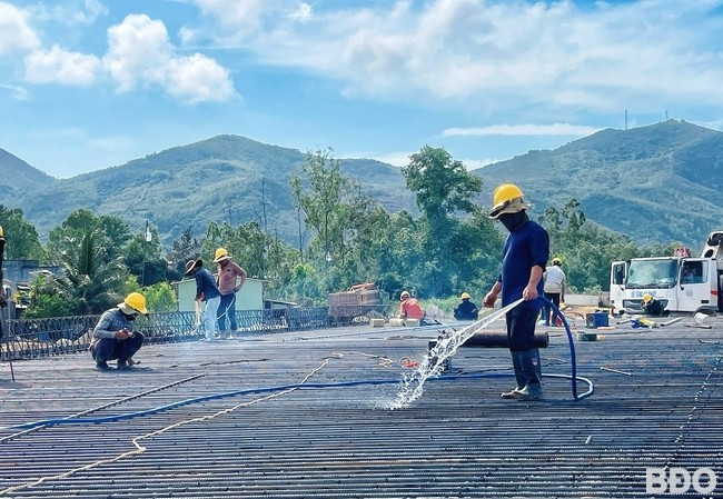 Thi công tại Tuyến đường tránh ĐT 633, đoạn từ Núi Ghềnh đến ĐT 639 tại huyện Phù Cát. Ảnh: HẢI YẾN