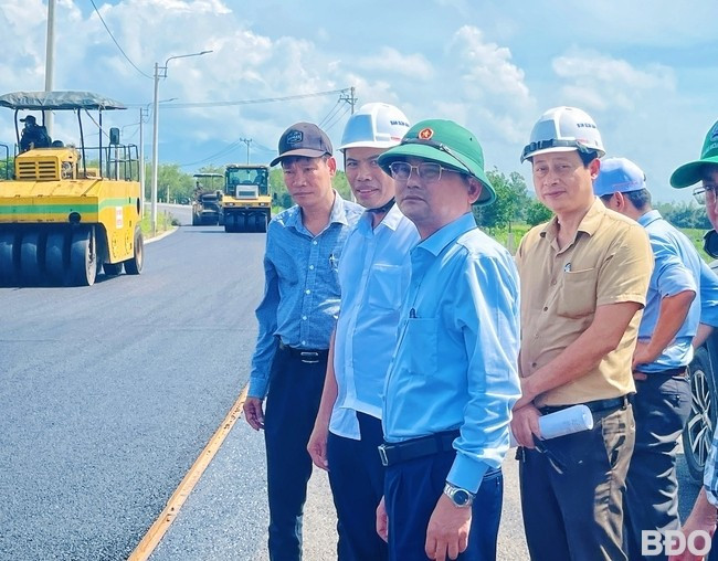 Phó Chủ tịch UBND tỉnh Nguyễn Tự Công Hoàng (đứng đầu) kiểm tra thi công tại Tuyến đường kết nối từ ĐT 638 đến ĐT 639 trên địa bàn huyện Phù Mỹ. Ảnh: HẢI YẾN