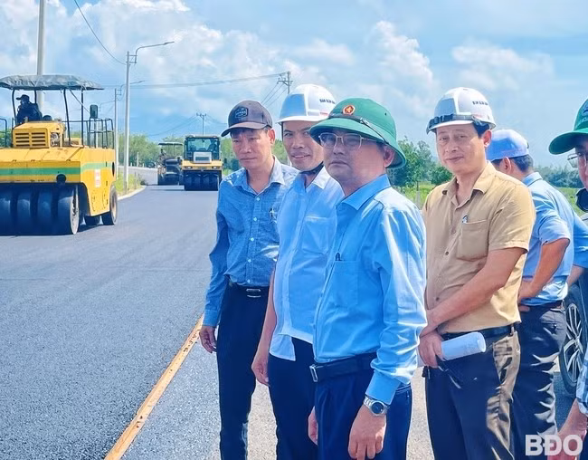 Phó Chủ tịch UBND tỉnh Nguyễn Tự Công Hoàng (đứng đầu) kiểm tra thi công tại Tuyến đường kết nối từ ĐT 638 đến ĐT 639 trên địa bàn huyện Phù Mỹ. Ảnh: HẢI YẾN