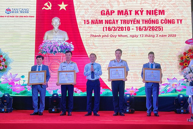 Tập thể và các cá nhân Công ty CP Tân Cảng Miền Trung nhận bằng khen của UBND tỉnh. Ảnh: HẢI YẾN