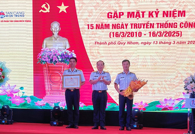 Lãnh đạo Công ty CP Tân Cảng miền Trung nhận bằng khen của Bộ Quốc Phòng. Ảnh: HẢI YẾN