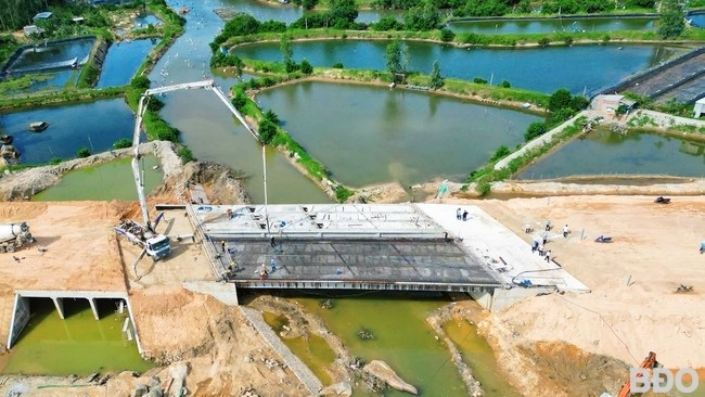 Các nhà thầu đang nỗ lực hoàn thành phần lắp đặt dầm cầu trên Tuyến đường tránh ĐT 633, đoạn từ Núi Ghềnh đến ĐT 639 tại huyện Phù Cát. Ảnh: HẢI YẾN