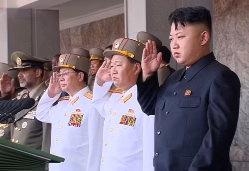 Nhà lãnh đạo Triều Tiên Kim Jong-un cùng các quan khách dự lễ diễu binh kỷ niệm 60 năm ngày ký hiệp định đình chiến tại Quảng trường Kim Nhật Thành ngày 27.7 (Ảnh: AP)