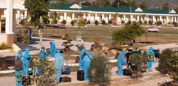 Tiếp nhận công dân về cách ly tập trung ở Trung đoàn 866. Ảnh: Q.DẦN