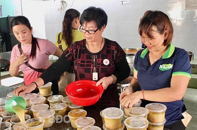 Bà Tuyết cùng các tình nguyện viên chuẩn bị các suất ăn tại bếp ăn tình thương BVĐK tỉnh. Ảnh: D.L Bà Tuyết cùng các tình nguyện viên chuẩn bị các suất ăn tại bếp ăn tình thương BVĐK tỉnh. Ảnh: D.L