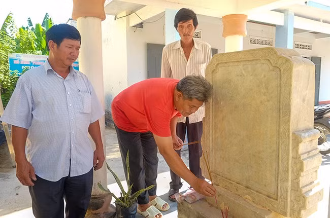 Năm 2002, bà con thôn Phụng Sơn góp tiền, góp công xây dựng nhà kỷ niệm đặt tấm bia đá để phụng thờ. Ảnh: NGỌC NHUẬN