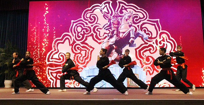 Các võ sinh nước ngoài biểu diễn võ cổ truyền Bình Định tại lễ bế mạc Liên hoan Quốc tế võ cổ truyền Việt Nam lần VIII - năm 2023. Ảnh: P.N Các võ sinh nước ngoài biểu diễn võ cổ truyền Bình Định tại lễ bế mạc Liên hoan Quốc tế võ cổ truyền Việt Nam lần VIII - năm 2023. Ảnh: P.N