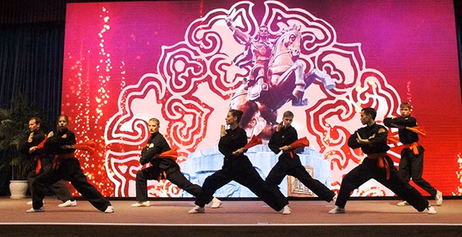 Các võ sinh nước ngoài biểu diễn võ cổ truyền Bình Định tại lễ bế mạc Liên hoan Quốc tế võ cổ truyền Việt Nam lần VIII - năm 2023. Ảnh: P.N