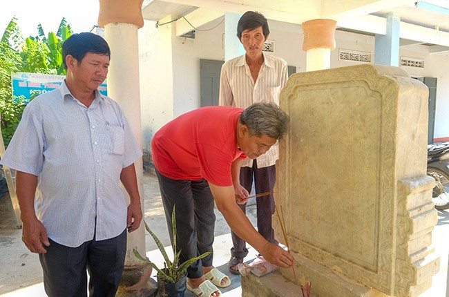 Năm 2002, bà con thôn Phụng Sơn góp tiền, góp công xây dựng nhà kỷ niệm đặt tấm bia đá để phụng thờ. Ảnh: NGỌC NHUẬN