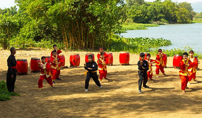 Võ sư Lê Xuân Cảnh dạy võ cho học trò. Ảnh: NVCC Võ sư Lê Xuân Cảnh dạy võ cho học trò. Ảnh: NVCC