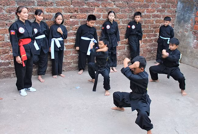 Nữ võ sư Năm Hạnh hướng dẫn các học trò bài Hổ hội sơn. Ảnh: P.N