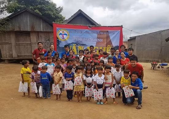 CLB từ thiện - tình nguyện trẻ Quy Nhơn tổ chức chương trình “Mùa hè yêu thương” tại xã Đắk Pling, huyện Kong Chro (tỉnh Gia Lai).