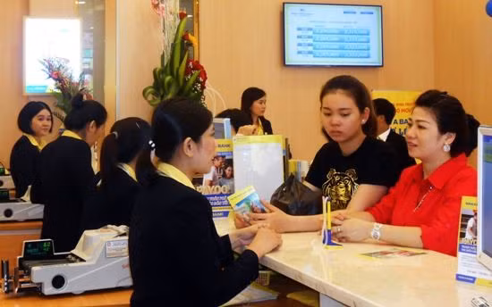 Khách hàng giao dịch tại Phòng giao dịch Nam Á Bank chợ Lớn Quy Nhơn.