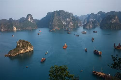 4. Vịnh Hạ Long, Việt Nam.