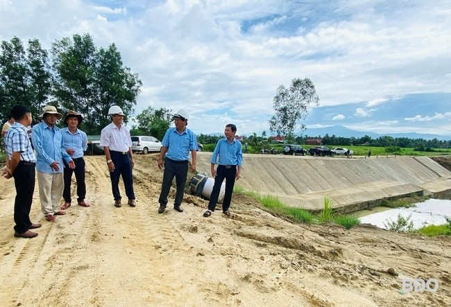 Các thành viên của Tổ trao đổi, lắng nghe đơn vị thi công báo cáo tiến độ và phương án ứng phó khi có bão, lũ. Ảnh: N.T Các thành viên của Tổ trao đổi, lắng nghe đơn vị thi công báo cáo tiến độ và phương án ứng phó khi có bão, lũ. Ảnh: N.T