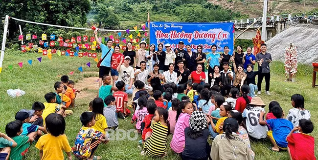 Các em nhỏ làng O3 tập trung nhận quà trung thu.