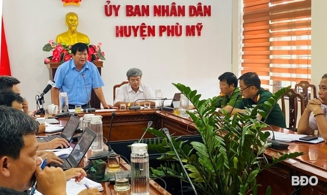 Giám đốc Sở NN&PTNT Trần Văn Phúc đề nghị huyện Phù Mỹ tiếp tục phân công người bám trực tiếp cơ sở và tìm kiếm thêm phương án ứng phó hiệu quả. Ảnh: N.T Giám đốc Sở NN&PTNT Trần Văn Phúc đề nghị huyện Phù Mỹ tiếp tục phân công người bám trực tiếp cơ sở và tìm kiếm thêm phương án ứng phó hiệu quả. Ảnh: N.T