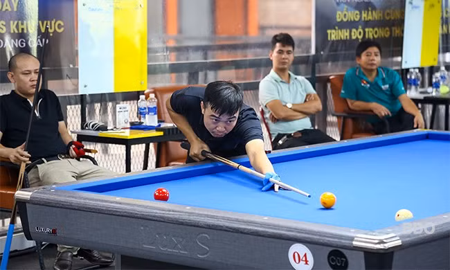 VĐV Dương Minh Luyện (CLB Kings, TX Hoài Nhơn) thi đấu ở nội dung carom 3 băng tại giải. Ảnh: NGUYỄN DŨNG
