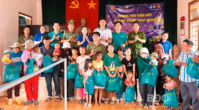 Ban thanh niên CA tỉnh trao quà tại làng Canh Giao. Ảnh T.L