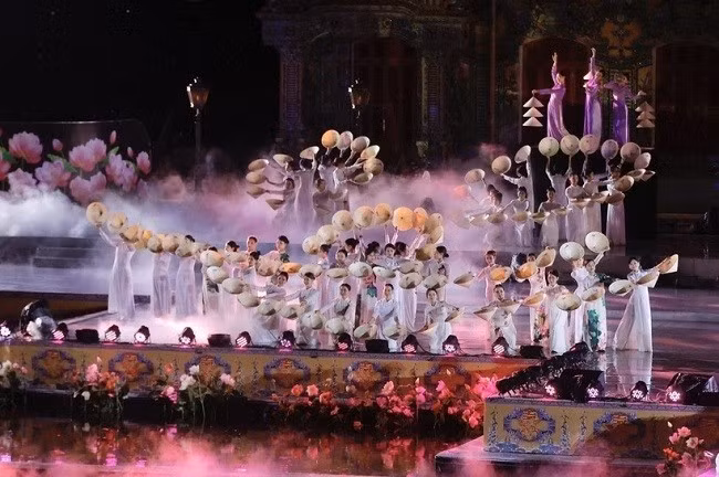 Lễ khai mạc Tuần lễ Festival nghệ thuật Quốc tế Huế 2024 với chủ đề “Di sản văn hóa với hội nhập và phát triển”. (Ảnh: Ngọc Liên/TTXVN)