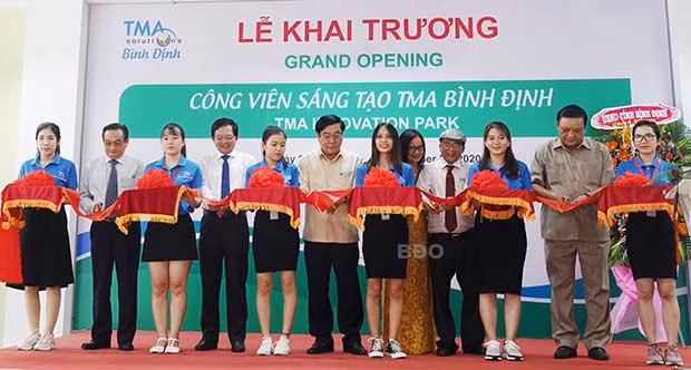 Lãnh đạo tỉnh Bình Định, chủ đầu tư dự án Công viên Sáng tạo TMA Bình Định và đại biểu cắt băng khai trương Công viên Sáng tạo TMA Bình Định.