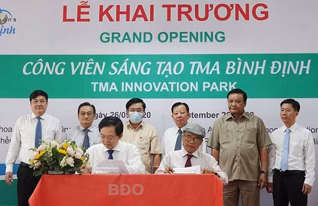 Chủ tịch UBND tỉnh Hồc Quốc Dũng (bìa trái, hàng trên) và TS Nguyễn Hữu Lệ Chủ tịch HĐQT Công ty TMA Solutions - TP Hồ Chí Minh, chủ đầu tư dự án Công viên Sáng tạo TMA Bình Định ký kết hợp tác đầu tư.