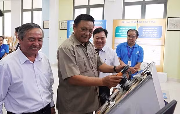 Lãnh đạo tỉnh và đại biểu tham quan mô hình công nghệ tại Công viên Sáng tạo TMA Bình Định.