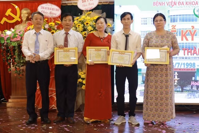 Khen thưởng 5 cá nhân tiêu biểu tại lễ kỷ niệm