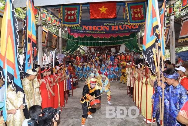 Đội bả trạo hát múa trước lăng Ông