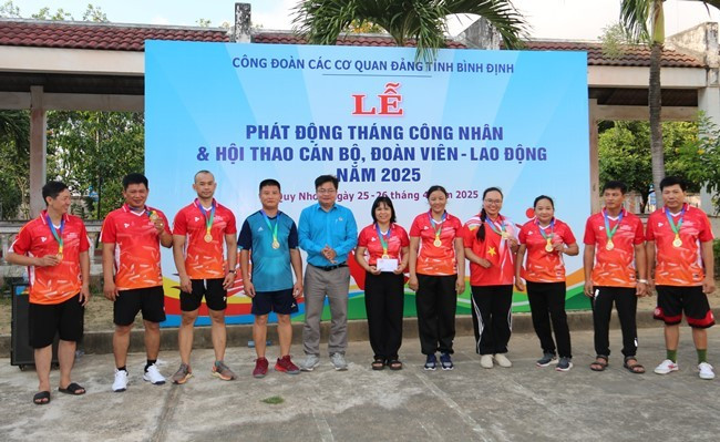 Trao giải nhất kéo co cho đội Liên quân Văn phòng Tỉnh ủy và Nhà khách Tỉnh ủy. Ảnh: H.THU