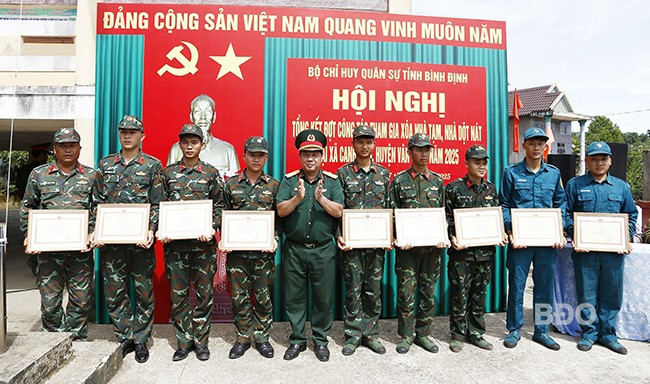 Bộ CHQS tỉnh khen thưởng các tập thể, cá nhân có thành tích xuất sắc trong công tác hỗ trợ người dân xã Canh Liên xóa nhà tạm, dột nát. Ảnh: H.P