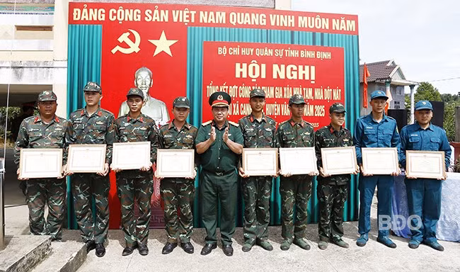 Bộ CHQS tỉnh khen thưởng các tập thể, cá nhân có thành tích xuất sắc trong công tác hỗ trợ người dân xã Canh Liên xóa nhà tạm, dột nát. Ảnh: H.P