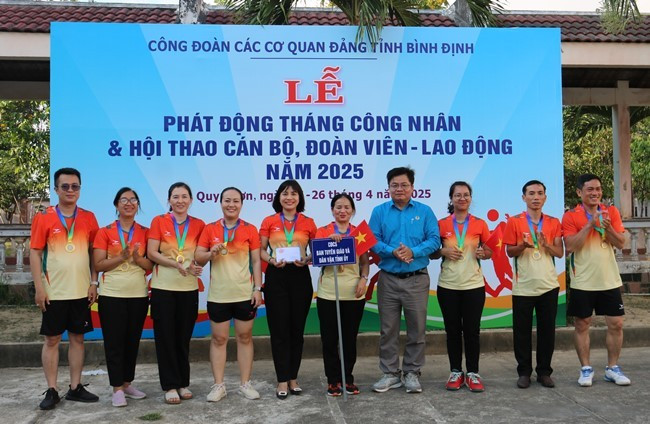 Trao giải nhất bóng chuyền hơi cho đội Ban Tuyên giáo và Dân vận Tỉnh ủy. Ảnh: H.THU