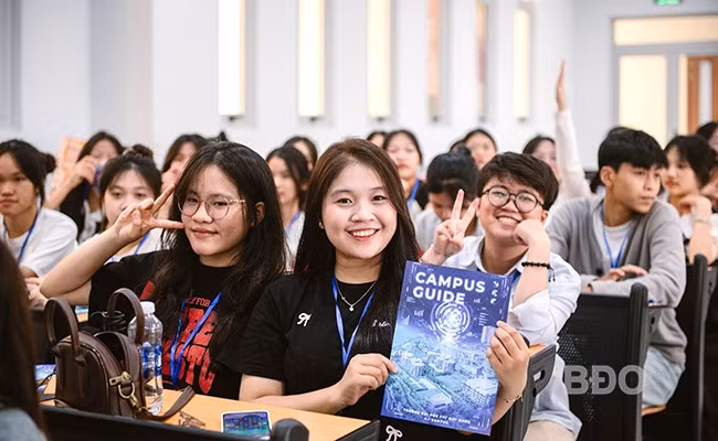 Học sinh tham dự Uni-Talk dành nhiều sự quan tâm đến các cơ hội học bổng của Trường ĐH FPT. Ảnh: M.H