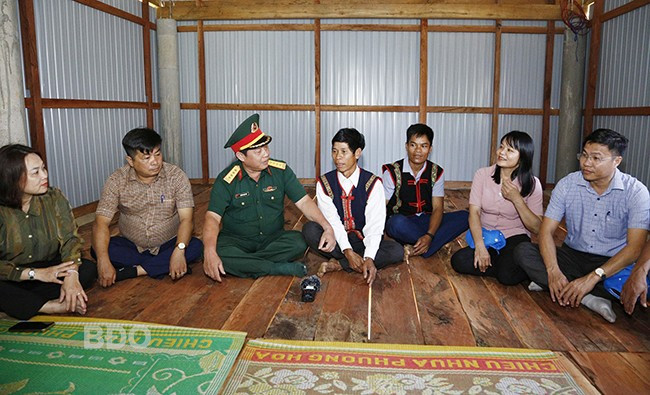 Lãnh đạo Bộ CHQS tỉnh, các sở, ban, ngành của tỉnh và chính quyền địa phương thăm căn nhà mới của gia đình ông Đinh Văn Tôi (hộ nghèo, ở làng Kà Nâu). Ảnh: H.P