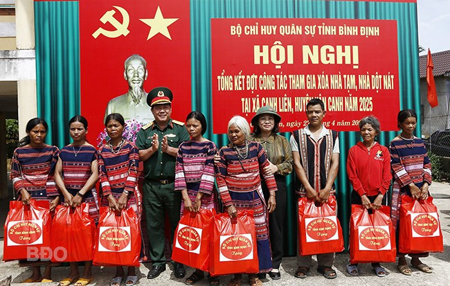 Bộ CHQS tỉnh tặng quà cho các hộ gia đình có hoàn cảnh khó khăn của xã Canh Liên. Ảnh: H.P