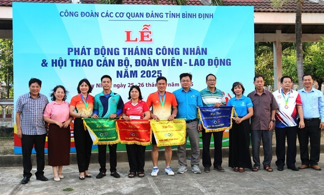 Trao giải toàn đoàn cho các đội. Ảnh: H.THU