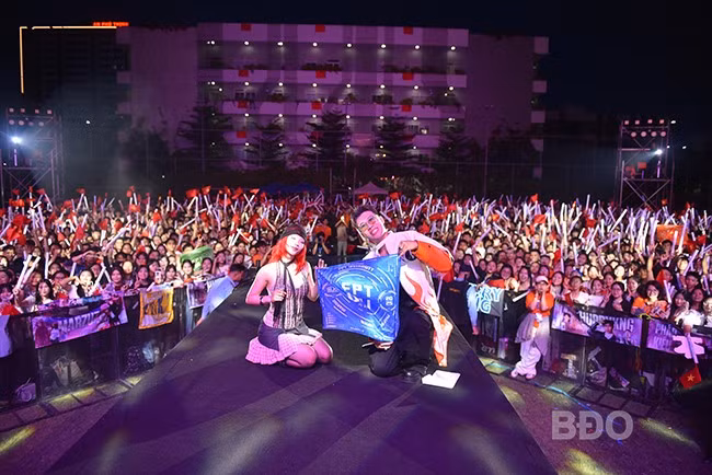 Cháy hết mình cùng các nghệ sĩ tại FPT Unixperience Show, tối 26.4. Ảnh: M.H