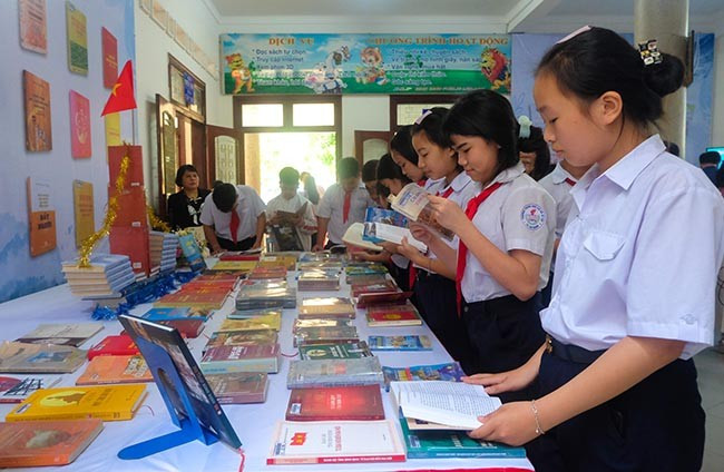 Học sinh đọc sách tìm hiểu về lịch sử, văn hóa, đất và người Bình Định. Ảnh: NGỌC NHUẬN Học sinh đọc sách tìm hiểu về lịch sử, văn hóa, đất và người Bình Định. Ảnh: NGỌC NHUẬN