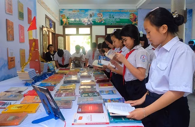 Học sinh đọc sách tìm hiểu về lịch sử, văn hóa, đất và người Bình Định. Ảnh: NGỌC NHUẬN