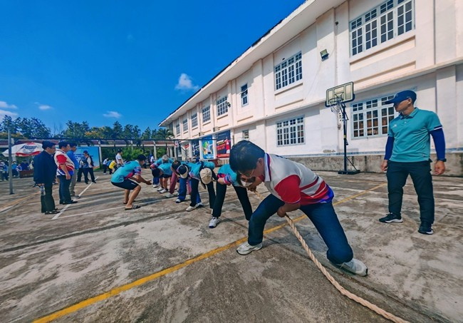 Trận kéo co ngược nam - nữ diễn ra quyết liệt. Ảnh: H.THU