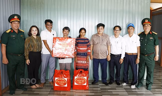 Thăm nhà mới, tặng quà cho gia đình ông Đinh Văn Du (hộ nghèo, làng Kà Nâu). Ảnh: H.P