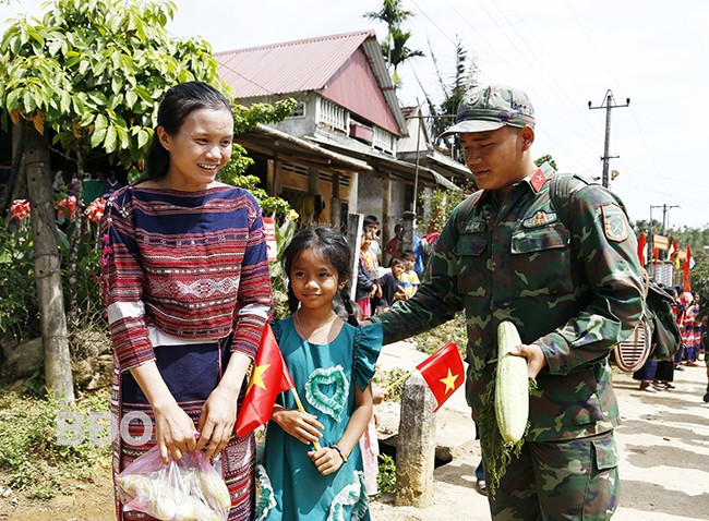 Người dân xã Canh Liên tiễn bộ đội. Ảnh: H.P