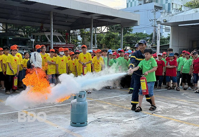Học sinh được hướng dẫn sử dụng bình chữa cháy. Ảnh: CACC Học sinh được hướng dẫn sử dụng bình chữa cháy. Ảnh: CACC