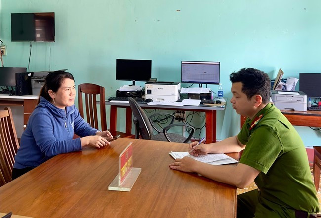 Chị Ngân trình báo CA phường Hoài Thanh sau khi nhận được số tiền 300 triệu đồng. Ảnh: ĐVCC